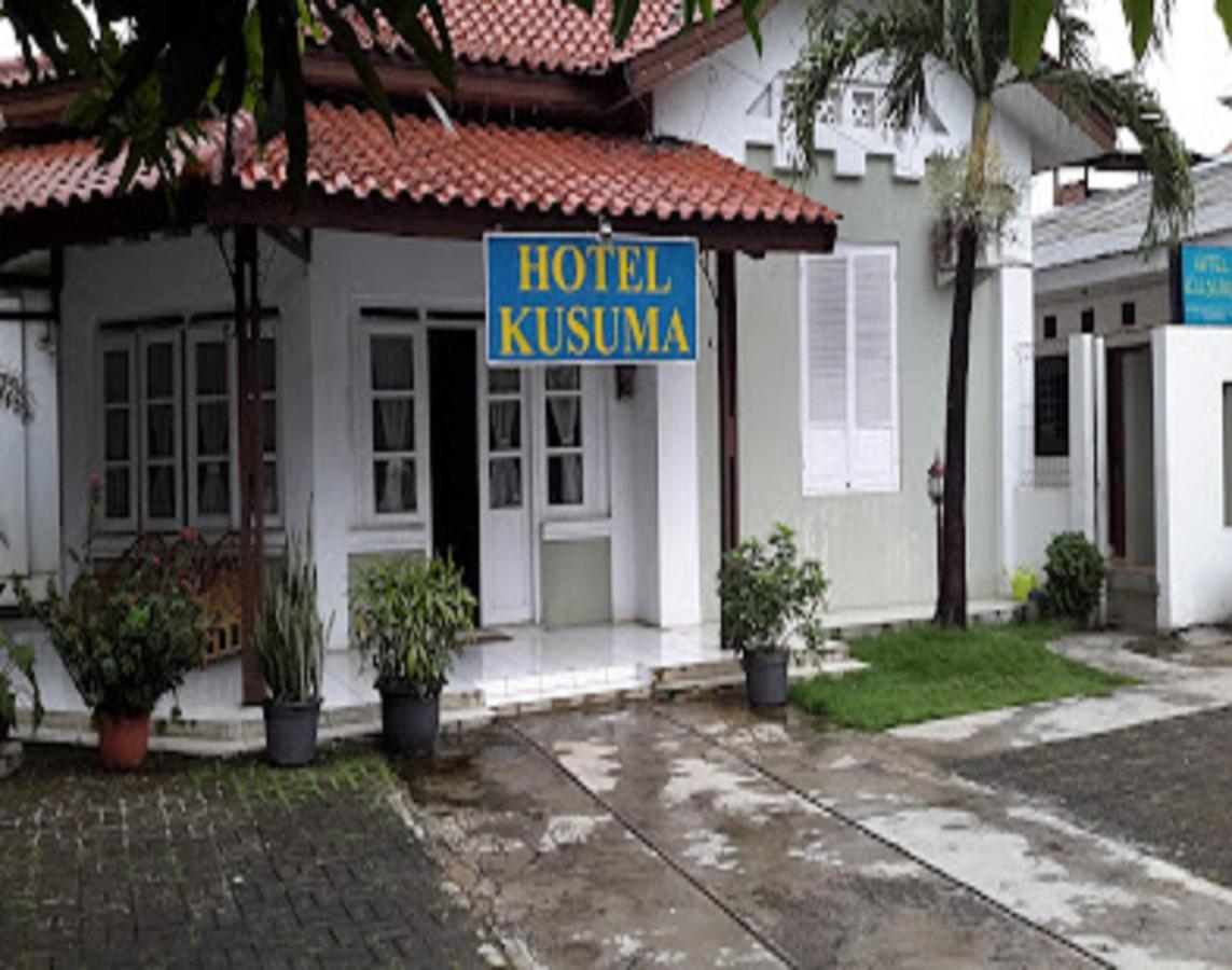 Oyo 90865 Hotel Kusuma Purwakarta 加拉旺 外观 照片