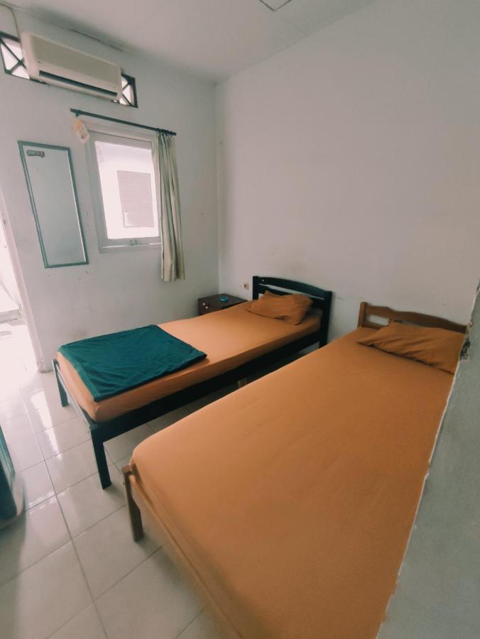 Oyo 90865 Hotel Kusuma Purwakarta 加拉旺 外观 照片