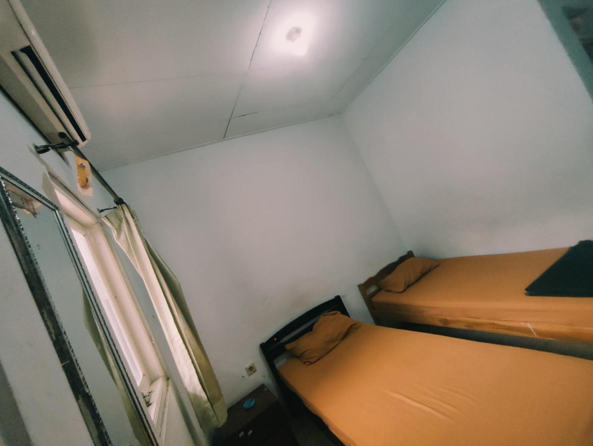 Oyo 90865 Hotel Kusuma Purwakarta 加拉旺 外观 照片