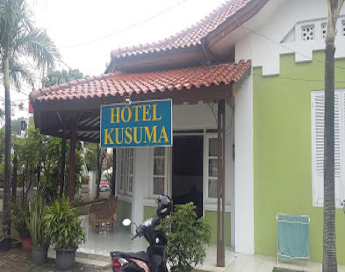 Oyo 90865 Hotel Kusuma Purwakarta 加拉旺 外观 照片