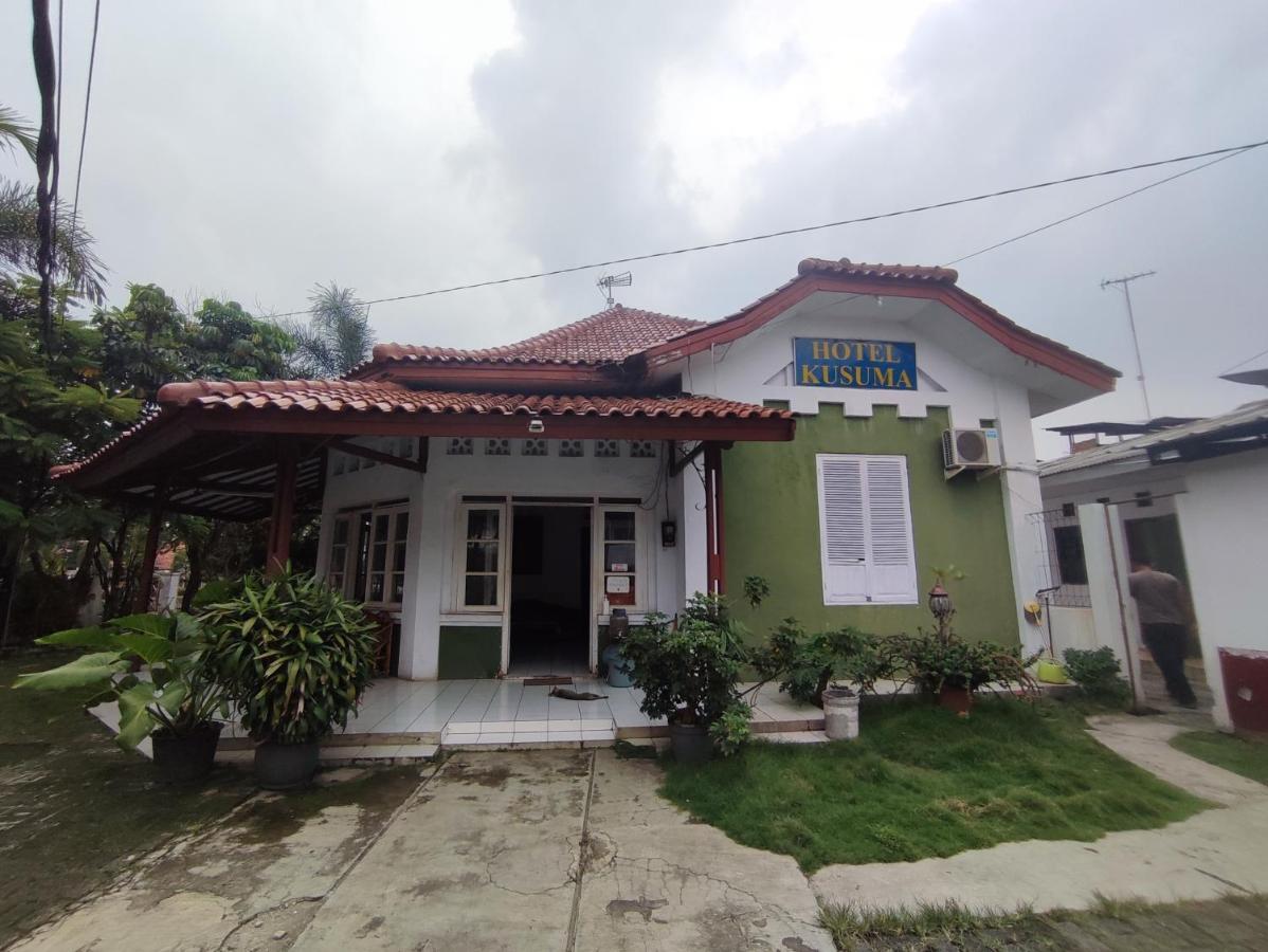Oyo 90865 Hotel Kusuma Purwakarta 加拉旺 外观 照片