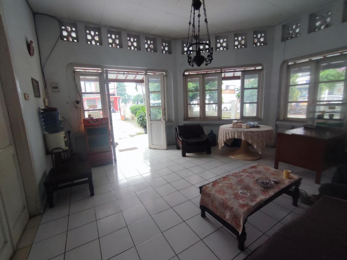 Oyo 90865 Hotel Kusuma Purwakarta 加拉旺 外观 照片