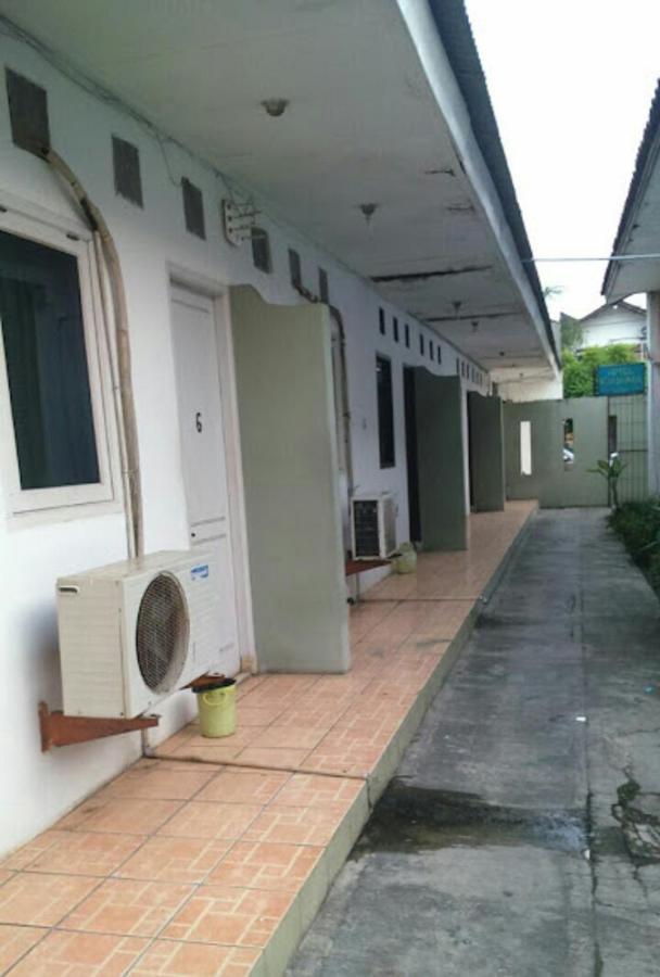 Oyo 90865 Hotel Kusuma Purwakarta 加拉旺 外观 照片