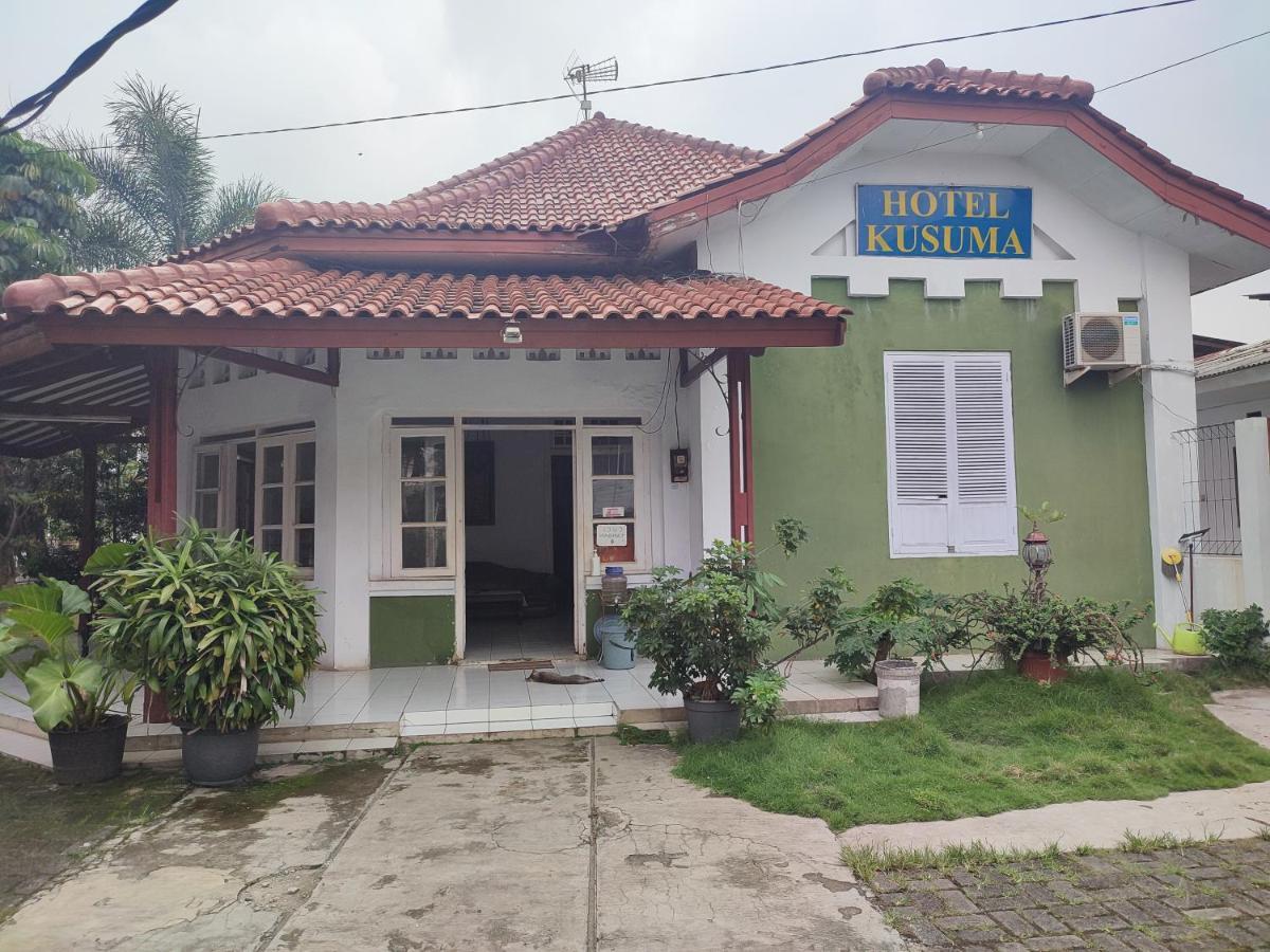 Oyo 90865 Hotel Kusuma Purwakarta 加拉旺 外观 照片
