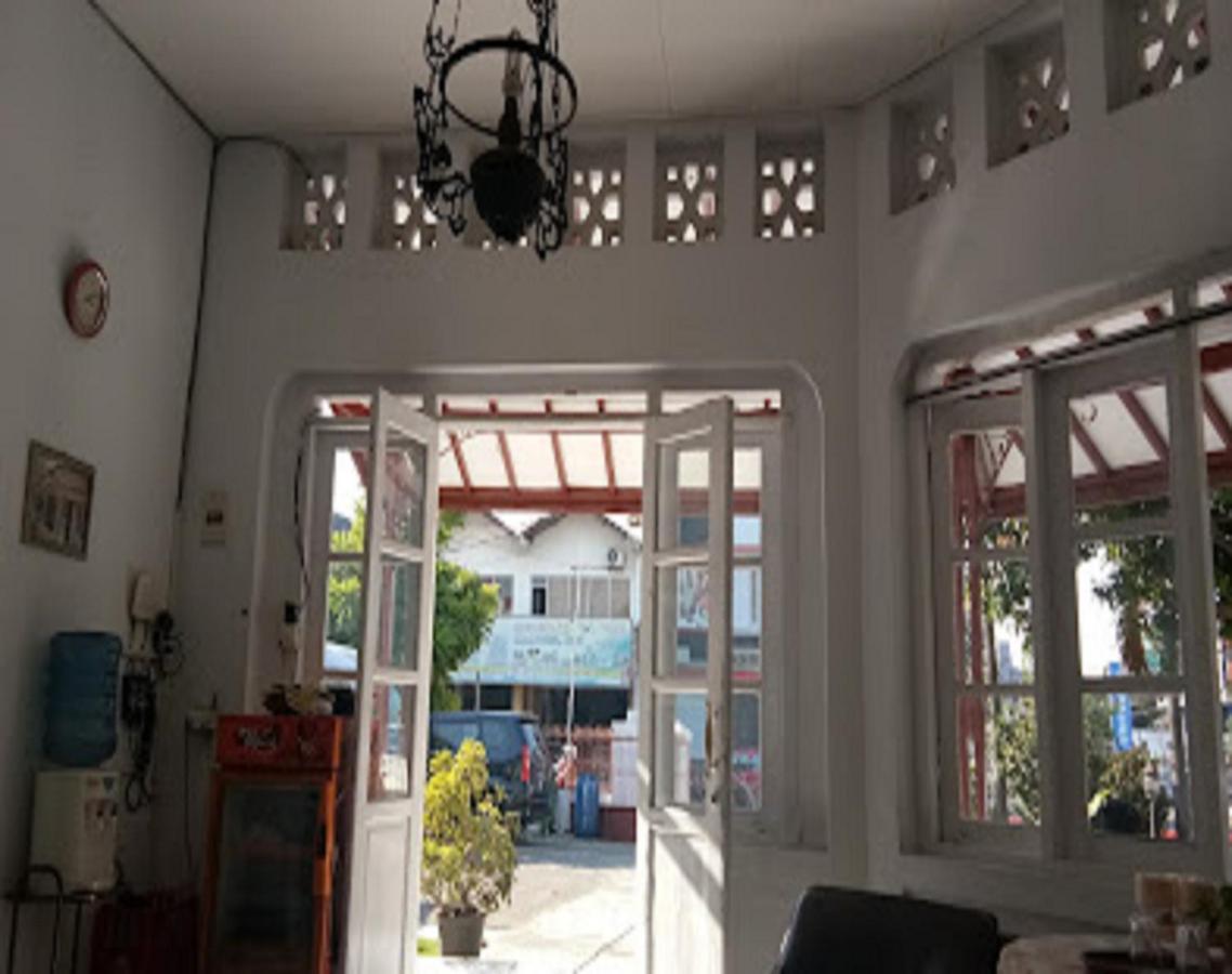 Oyo 90865 Hotel Kusuma Purwakarta 加拉旺 外观 照片