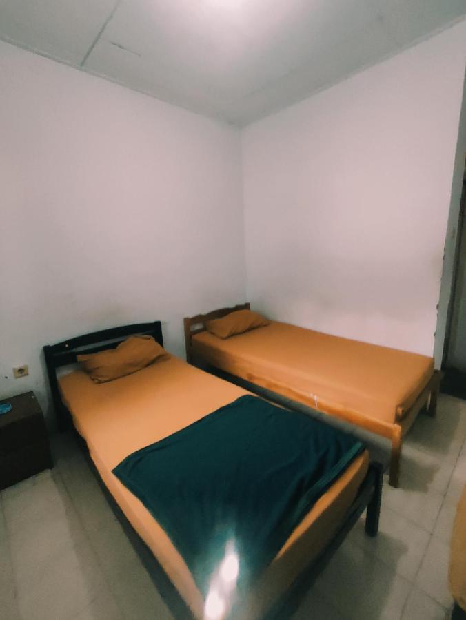 Oyo 90865 Hotel Kusuma Purwakarta 加拉旺 外观 照片
