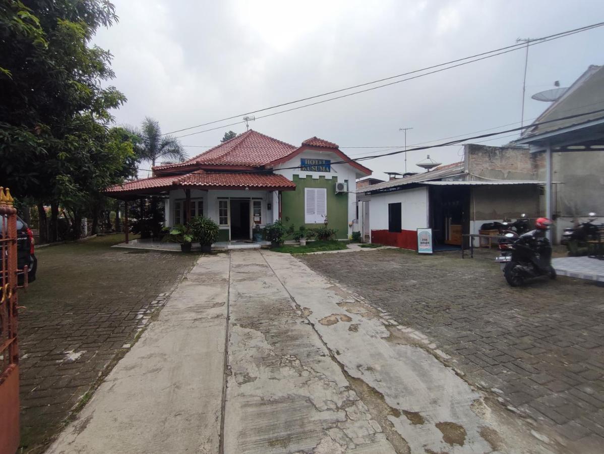 Oyo 90865 Hotel Kusuma Purwakarta 加拉旺 外观 照片