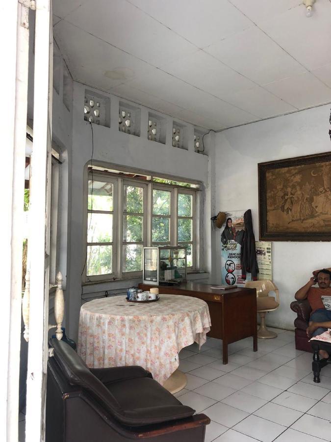 Oyo 90865 Hotel Kusuma Purwakarta 加拉旺 外观 照片