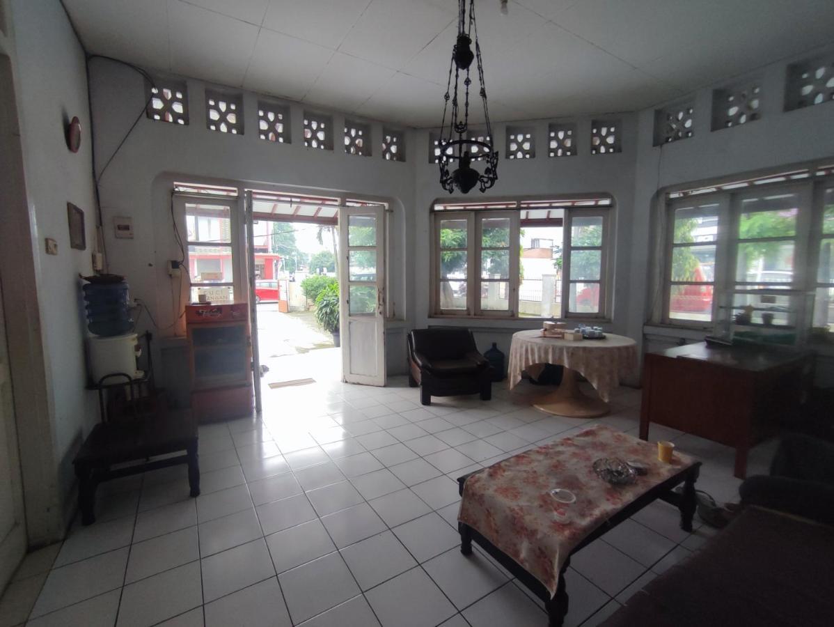 Oyo 90865 Hotel Kusuma Purwakarta 加拉旺 外观 照片