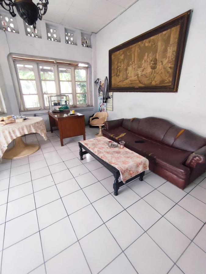Oyo 90865 Hotel Kusuma Purwakarta 加拉旺 外观 照片