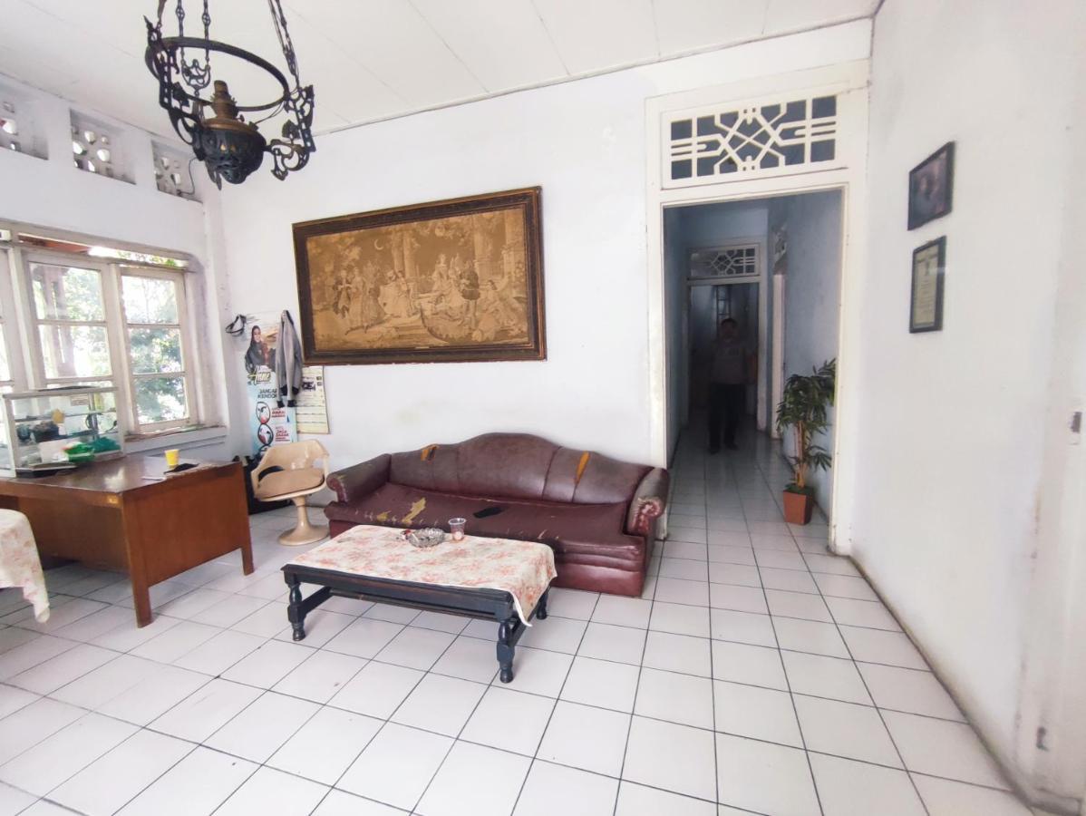 Oyo 90865 Hotel Kusuma Purwakarta 加拉旺 外观 照片