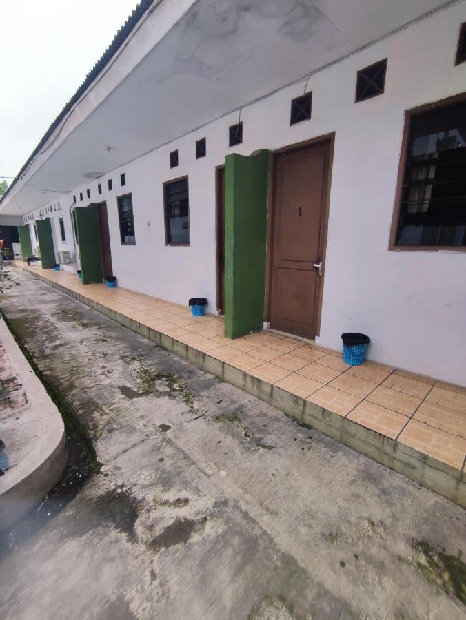 Oyo 90865 Hotel Kusuma Purwakarta 加拉旺 外观 照片