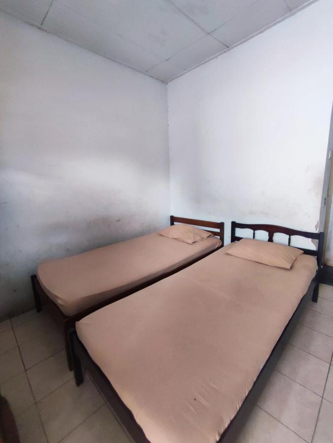 Oyo 90865 Hotel Kusuma Purwakarta 加拉旺 外观 照片