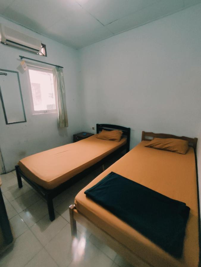 Oyo 90865 Hotel Kusuma Purwakarta 加拉旺 外观 照片