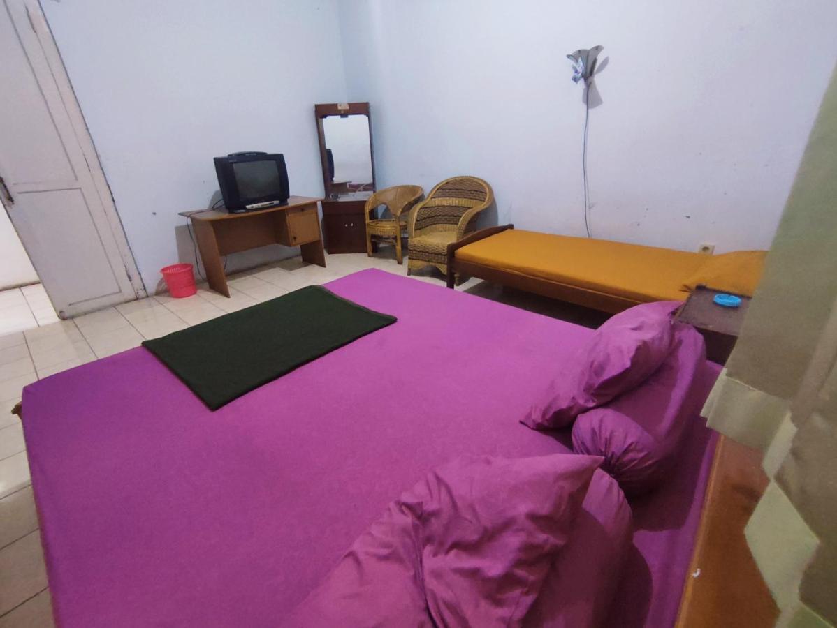 Oyo 90865 Hotel Kusuma Purwakarta 加拉旺 外观 照片